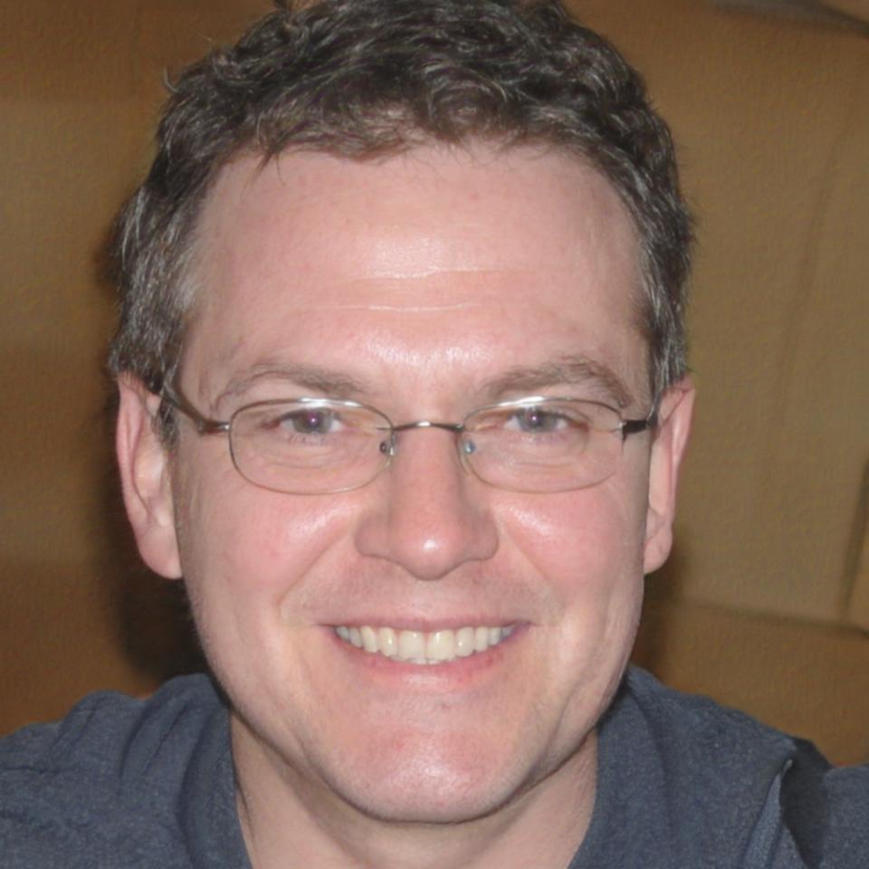 Martín Castañeda, instructor de técnicas comerciales de maquillaje